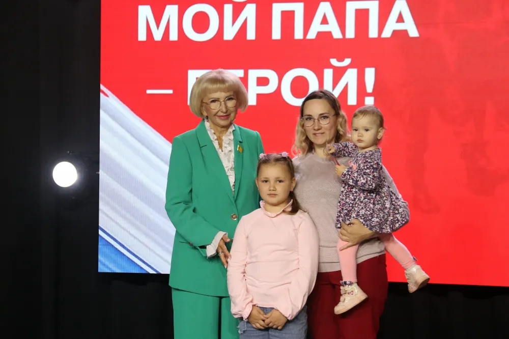 Рязанским школьникам вручили паспорта и знаки «Мой папа – Герой»