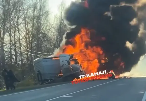 В Захаровском округе после ДТП загорелась фура