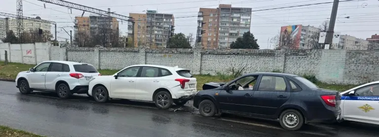 Три автомобиля столкнулись на Михайловском шоссе в Рязани