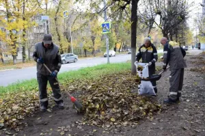 Работники РНПК убирают улицу Весеннюю в Рязани