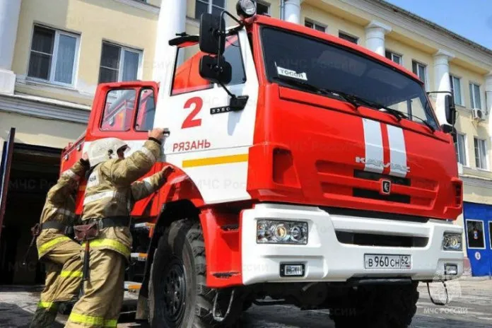 В Рязани ночью сгорела кровля двухэтажного жилого дома